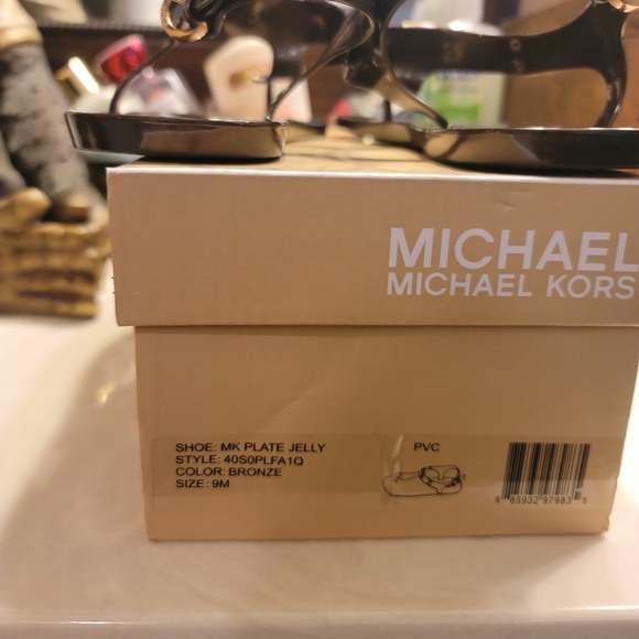 MK Sandals - Picture 2 of 3